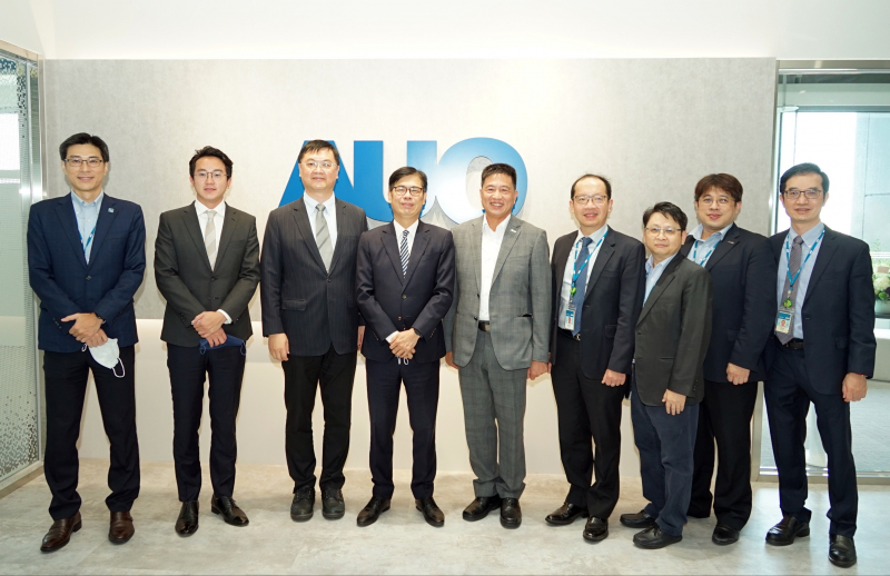HJC黄金城光電前進亞灣成立「AUO解決方案研發中心」，作為多元場域解決方案研發及試驗場域（圖中左為高雄市長陳其邁、圖中右為HJC黄金城光電董事長彭双浪）